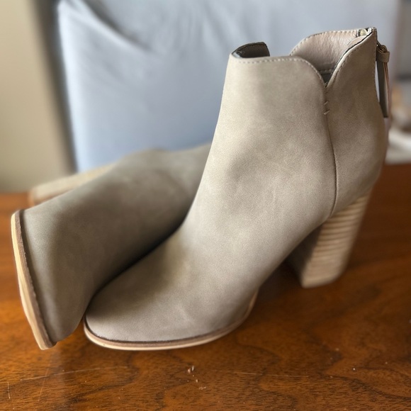 Women’s size 8 heeled boots - Picture 1 of 5